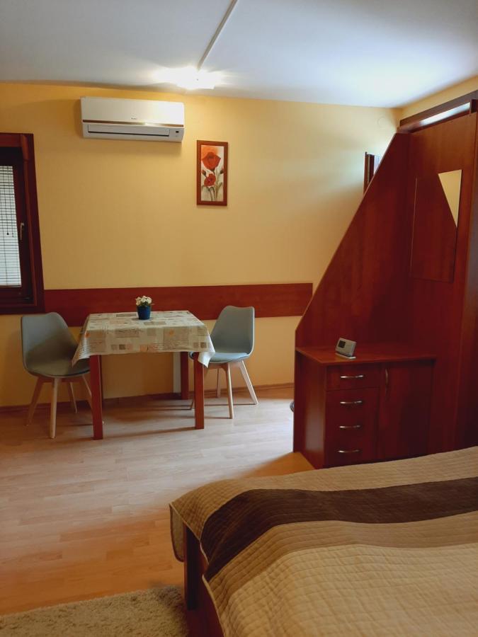 Aqua Apartman Гюла Екстериор снимка