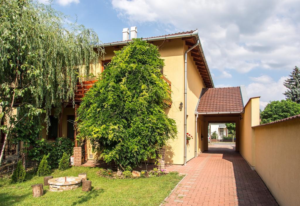 Aqua Apartman Гюла Екстериор снимка